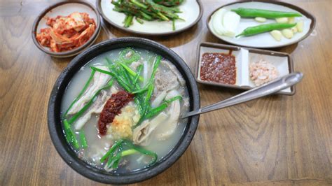  Dwaeji Gukbap: Uma sopa picante e reconfortante que aquece a alma!