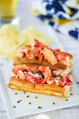  Lobster Roll: Uma explosão de sabores frescos do mar em pão leve e tostado!