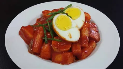  Ddeokbokki: Uma explosão picante de sabores em um abraço reconfortante de arroz glutinoso!