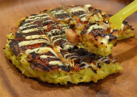  Okonomiyaki: Uma Sinfonia de Sabores Salgados e Texturas Irresistíveis Que Te Leva à Belo Horizonte da Culinária Japonesa!