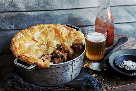  Steak and Ale Pie: Uma explosão saborosa de carne suculenta em um mar cremoso de molho com cerveja artesanal!